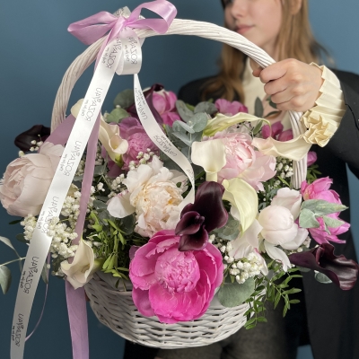 Яркая корзина с Пионами и Каллами