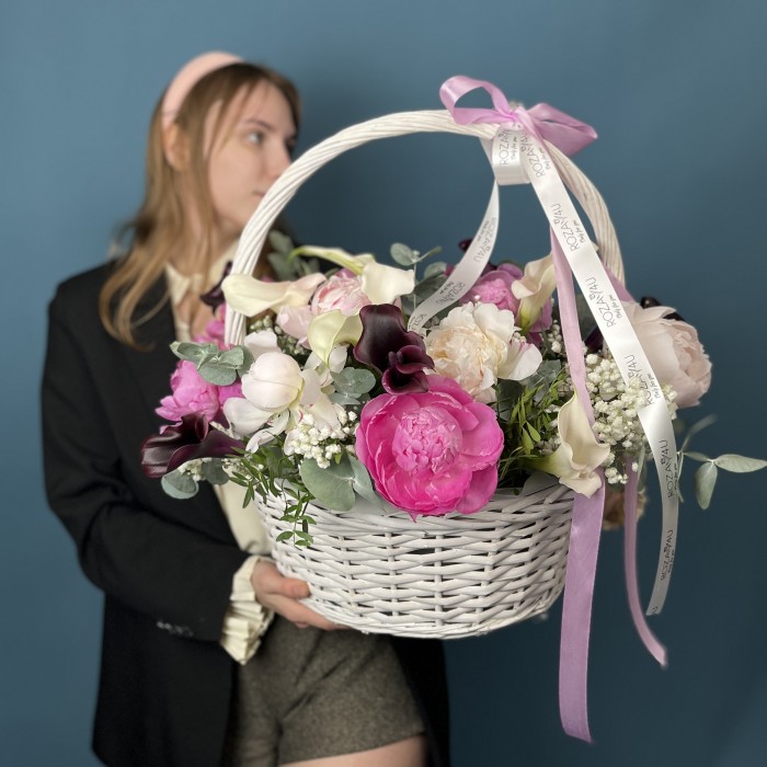 Яркая корзина с Пионами и Каллами