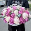 Нежные пионы с гипсофилой в корзине