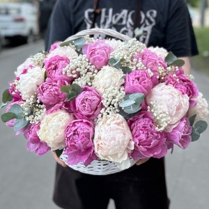Нежные пионы с гипсофилой в корзине