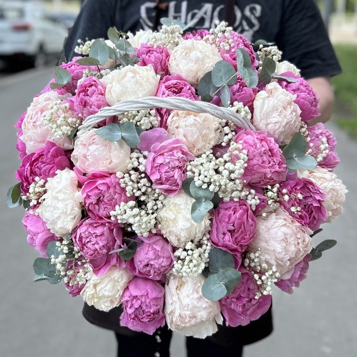 Нежные пионы с гипсофилой в корзине