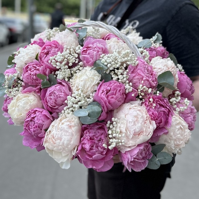 Нежные пионы с гипсофилой в корзине