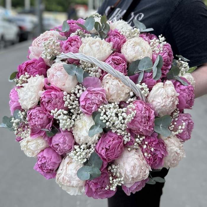 Нежные пионы с гипсофилой в корзине