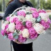 Нежные пионы с гипсофилой в корзине