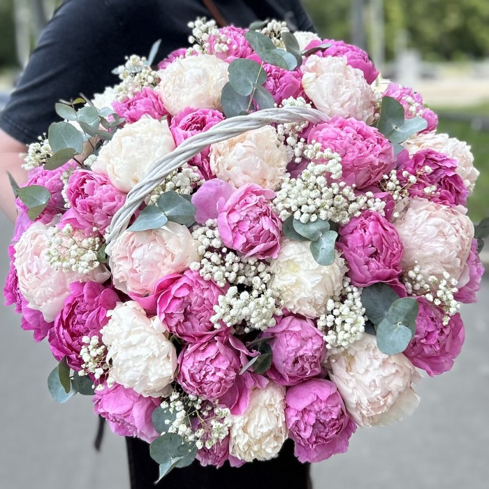 Нежные пионы с гипсофилой в корзине