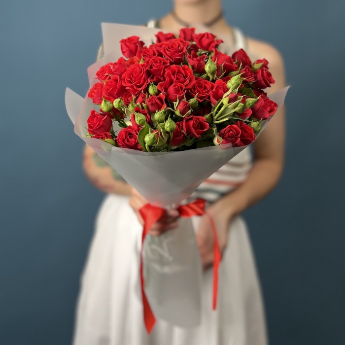 11 красных кустовых роз Рубикон 50 см