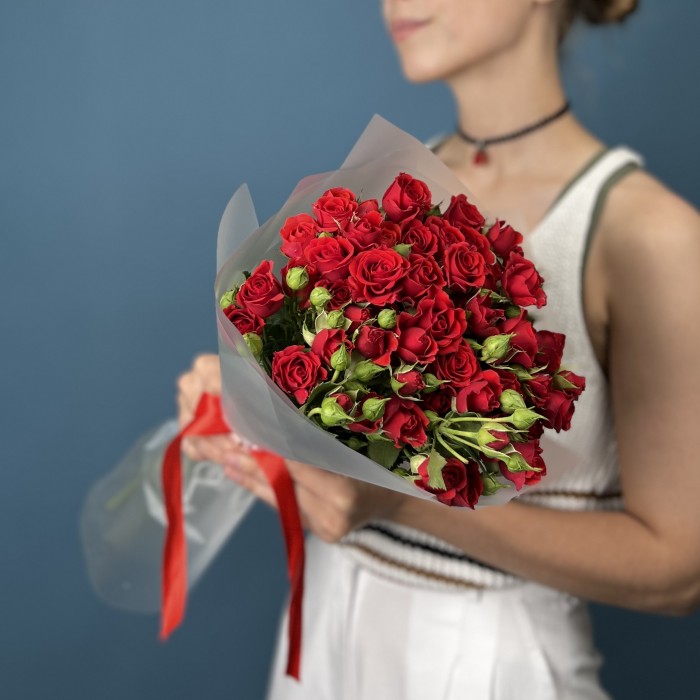 11 красных кустовых роз Рубикон 50 см