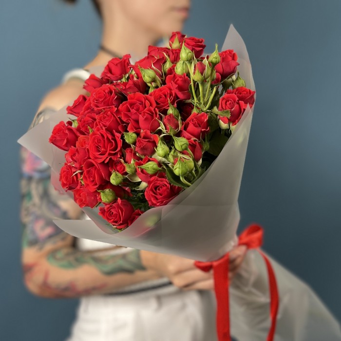 11 красных кустовых роз Рубикон 50 см