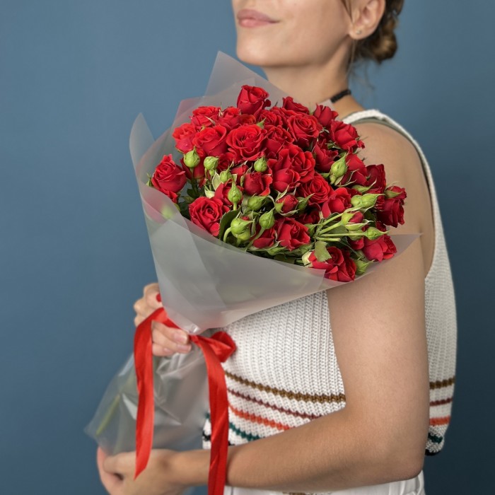 11 красных кустовых роз Рубикон 50 см