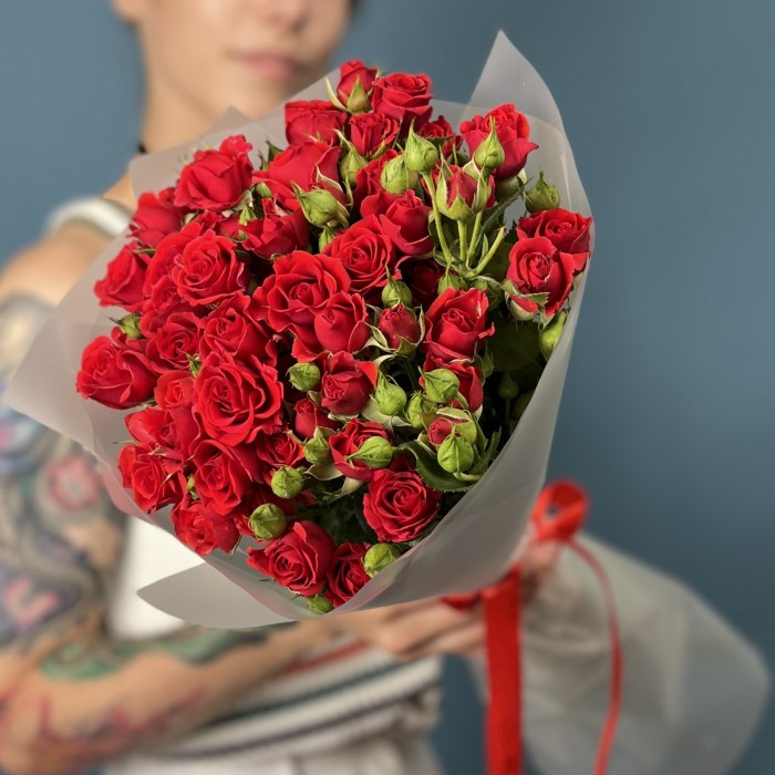 11 красных кустовых роз Рубикон 50 см