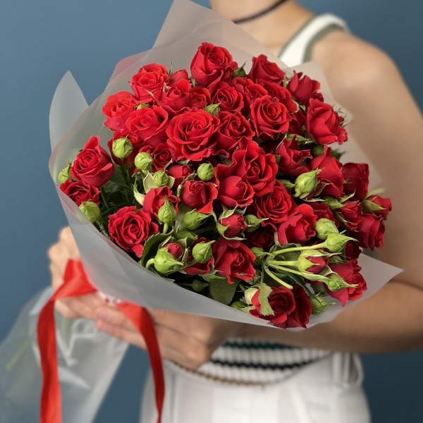 11 красных кустовых роз Рубикон 50 см