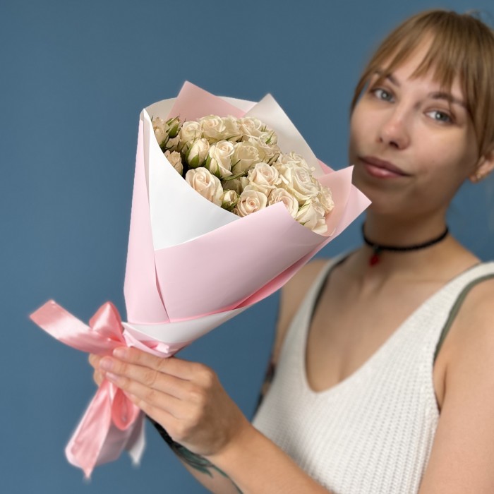 11 кустовых роз Роял Порцелина 40 см