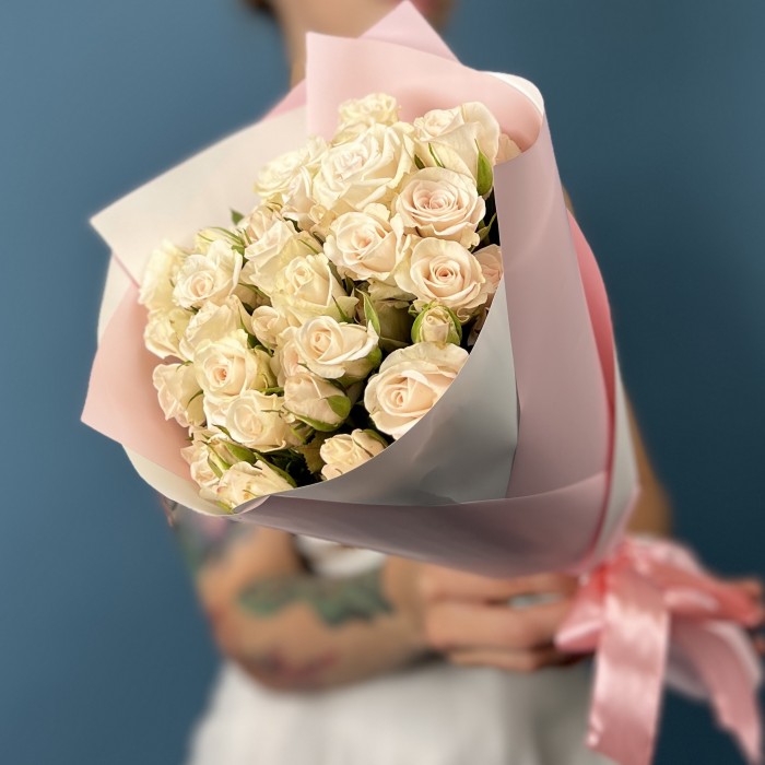 11 кустовых роз Роял Порцелина 40 см