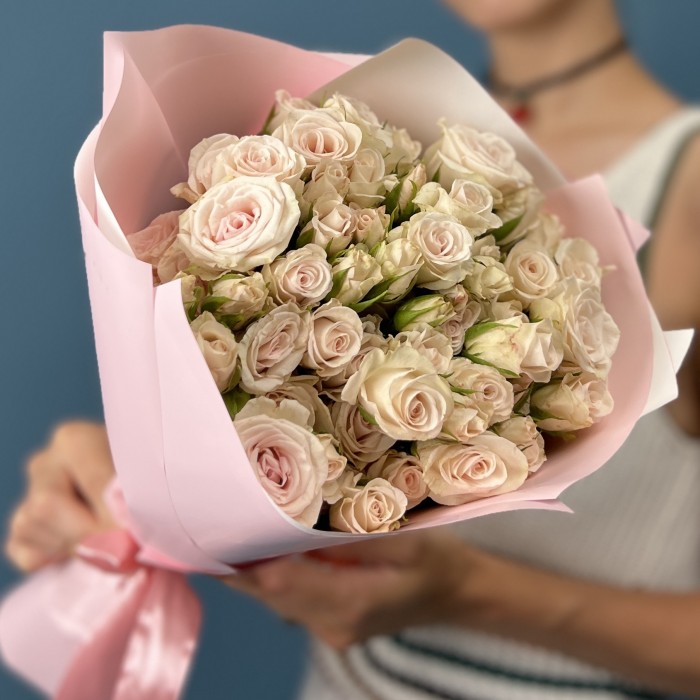 15 кустовых роз Роял Порцелина 40 см