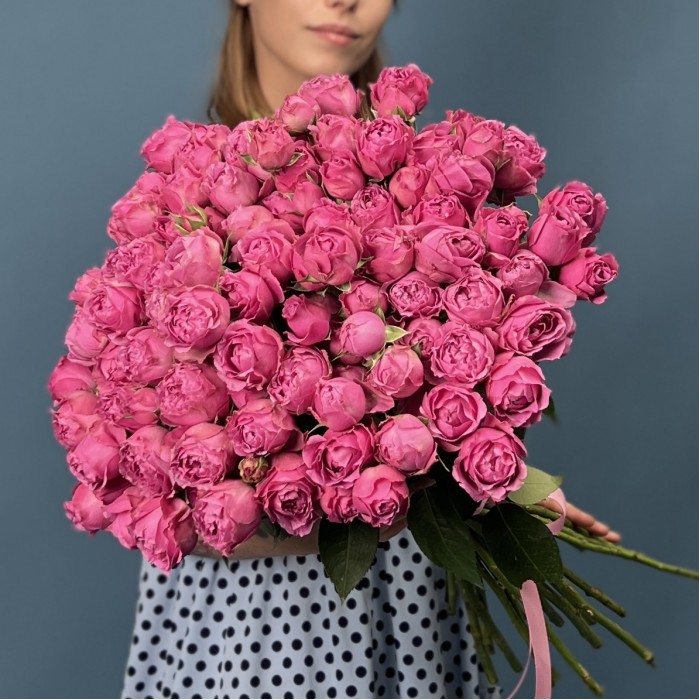 25 кустовых пионовидных роз Мисти Баблс 60 см