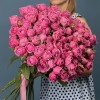 25 кустовых пионовидных роз Мисти Баблс 60 см