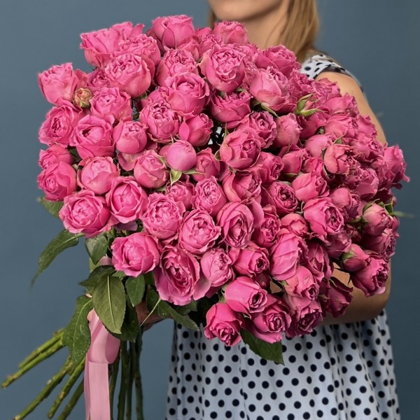 25 кустовых пионовидных роз Мисти Баблс 60 см