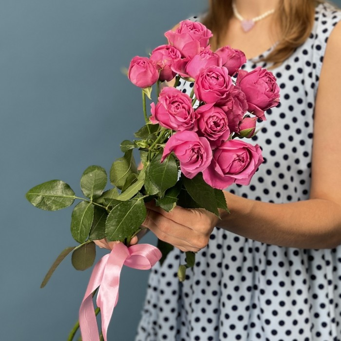 3 кустовые малиновые розы Мисти баблс 60 см