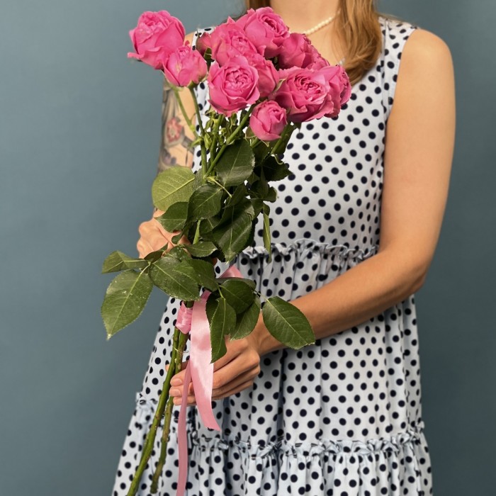 3 кустовые малиновые розы Мисти баблс 60 см