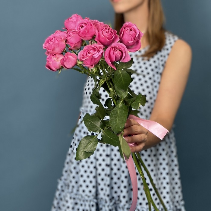 3 кустовые малиновые розы Мисти баблс 60 см