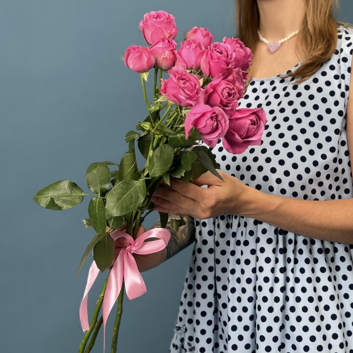 3 кустовые малиновые розы Мисти баблс 60 см