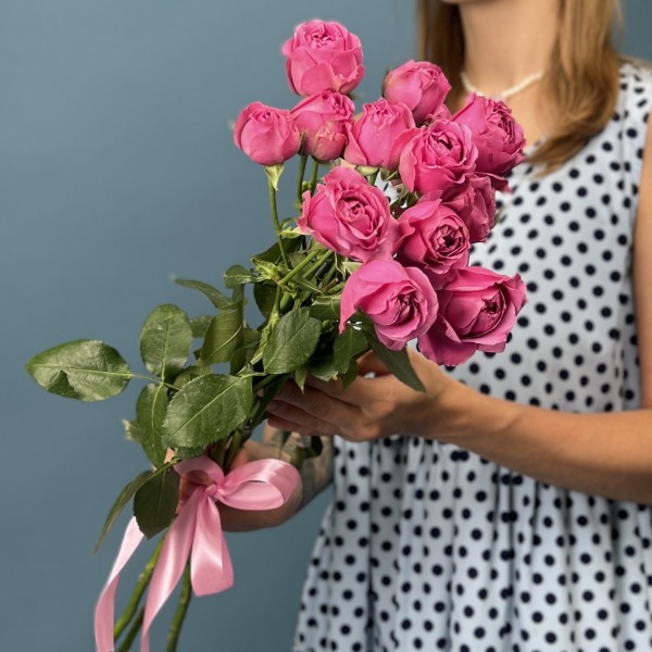 3 кустовые малиновые розы Мисти баблс 60 см