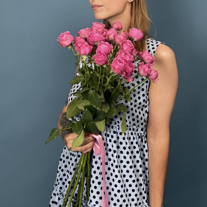 5 кустовых пионовидных роз Мисти Баблс 60 см