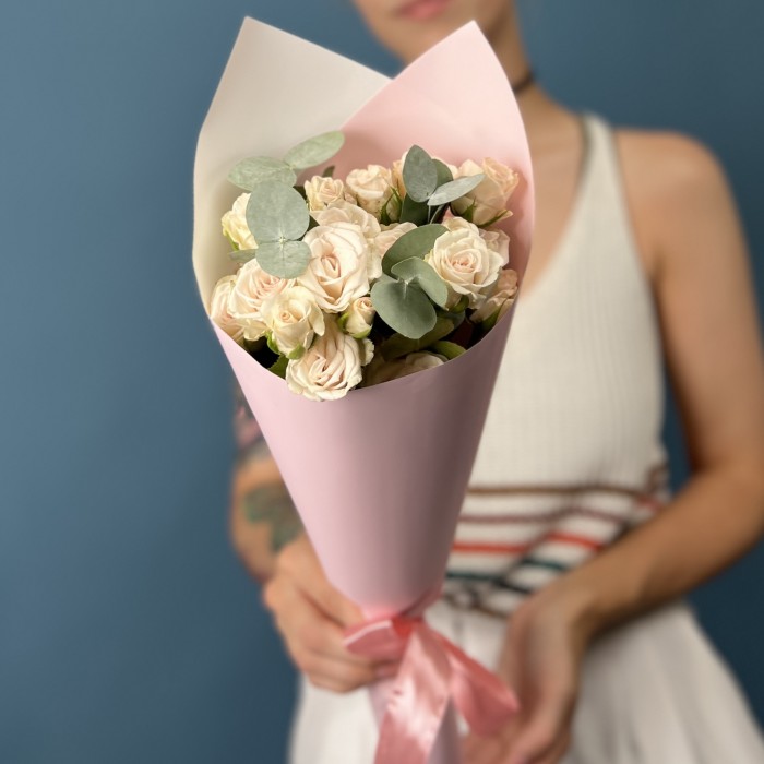 5 кустовых роз Роял Порцелина 40 см