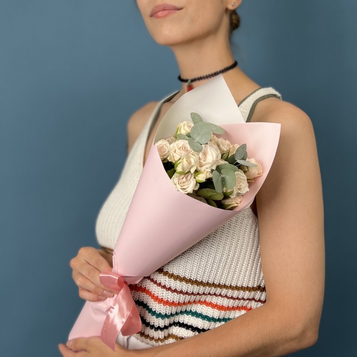 5 кустовых роз Роял Порцелина 40 см