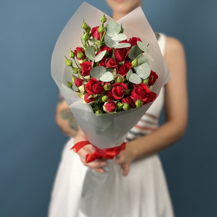 5 красных кустовых роз Рубикон 50 см с эвкалиптом