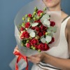 5 красных кустовых роз Рубикон 50 см с эвкалиптом