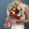 5 красных кустовых роз Рубикон 50 см с эвкалиптом