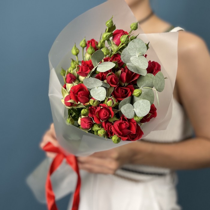5 красных кустовых роз Рубикон 50 см с эвкалиптом