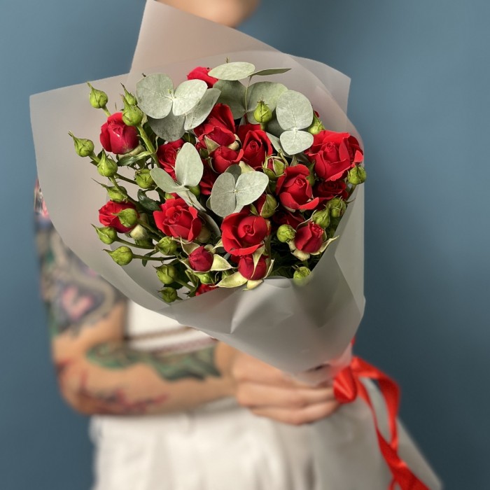 5 красных кустовых роз Рубикон 50 см с эвкалиптом