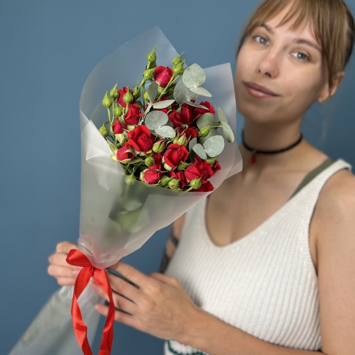 5 красных кустовых роз Рубикон 50 см с эвкалиптом