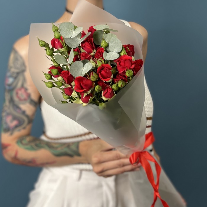 5 красных кустовых роз Рубикон 50 см с эвкалиптом