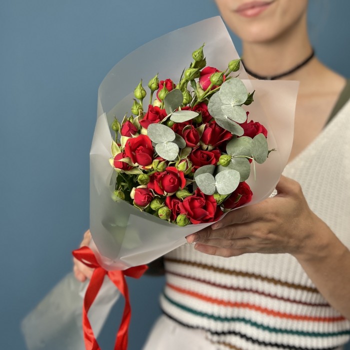 5 красных кустовых роз Рубикон 50 см с эвкалиптом
