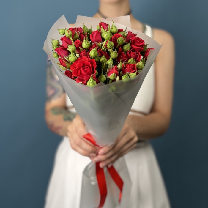 7 красных кустовых роз Рубикон 50 см