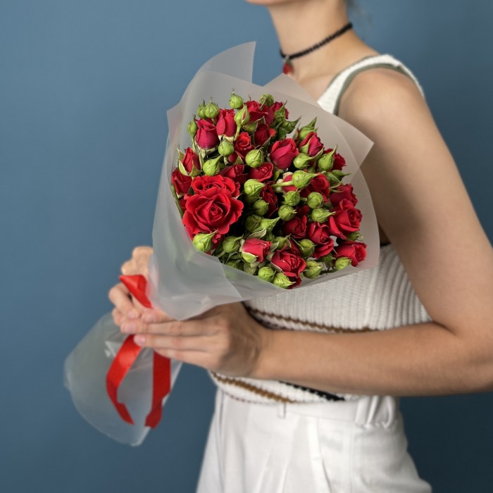 7 красных кустовых роз Рубикон 50 см