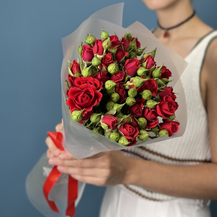 7 красных кустовых роз Рубикон 50 см