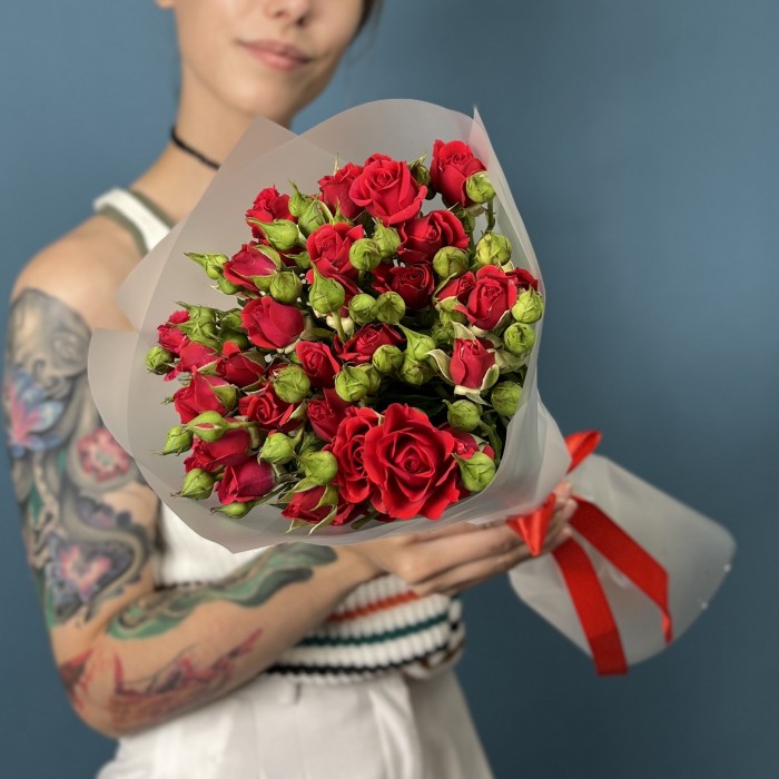 7 красных кустовых роз Рубикон 50 см