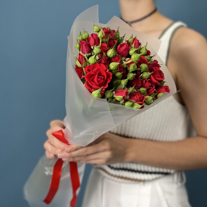 7 красных кустовых роз Рубикон 50 см