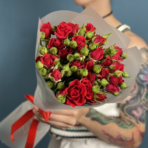 7 красных кустовых роз Рубикон 50 см