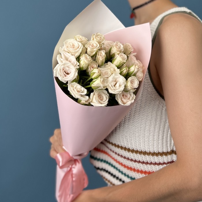 7 кустовых роз Роял Порцелина 40 см