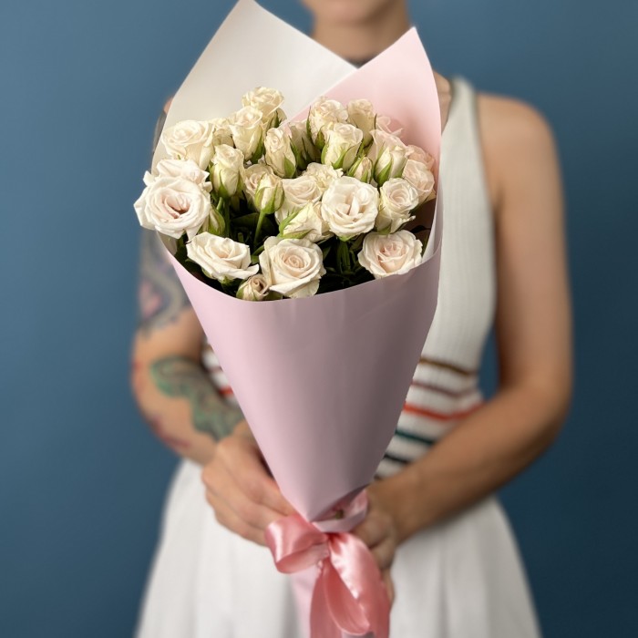 7 кустовых роз Роял Порцелина 40 см