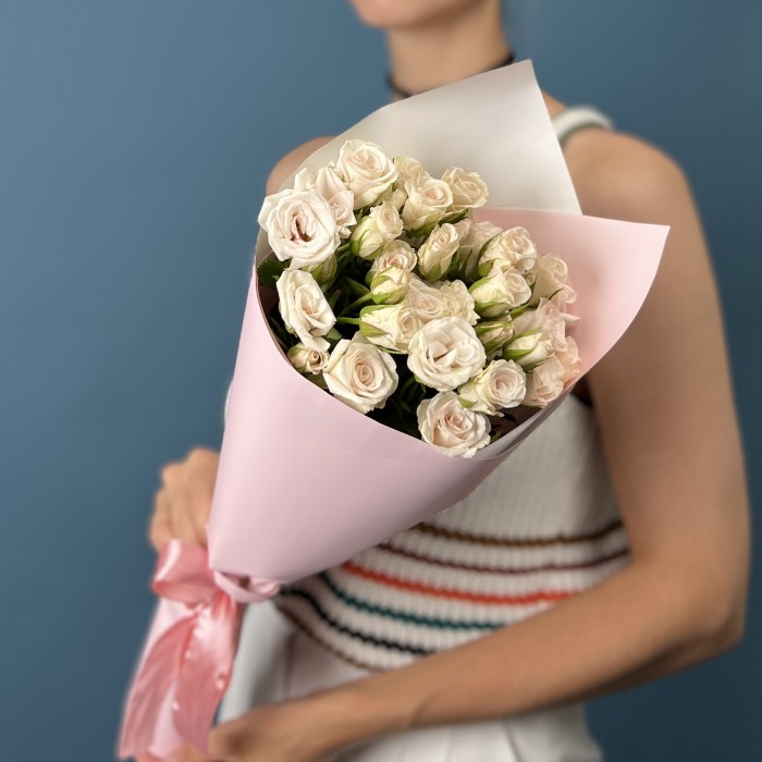 7 кустовых роз Роял Порцелина 40 см