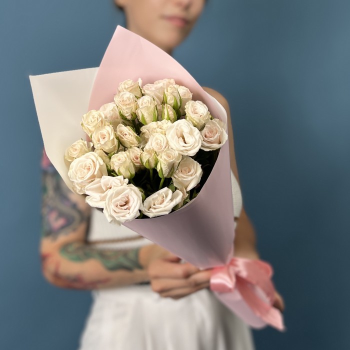 7 кустовых роз Роял Порцелина 40 см