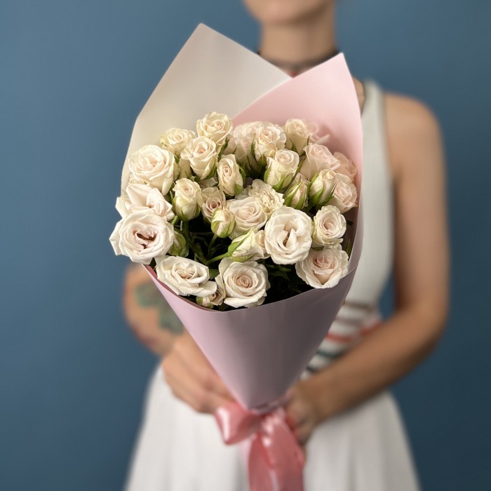 7 кустовых роз Роял Порцелина 40 см