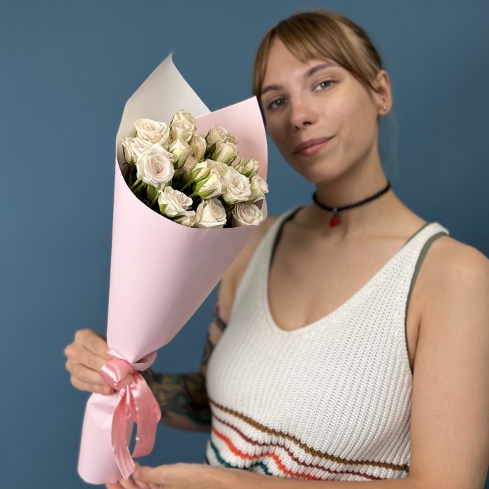 7 кустовых роз Роял Порцелина 40 см