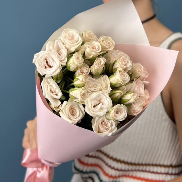 7 кустовых роз Роял Порцелина 40 см